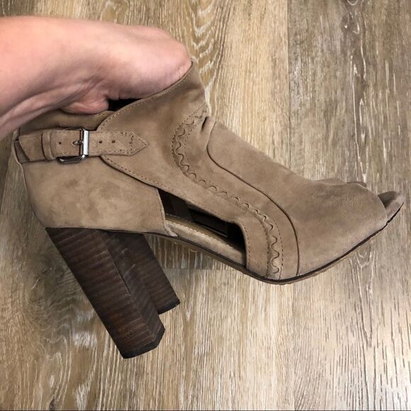 Vince Camuto Conley Buckle tan suede leather peep toe booties sandals heels-8.5M - Picture 13 of 16